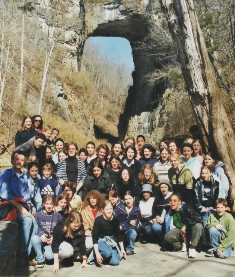 Gruppenfoto der Südpfalz Lerchen bei Chorferien vor einer natürlichen Felsenbrücke im Wald