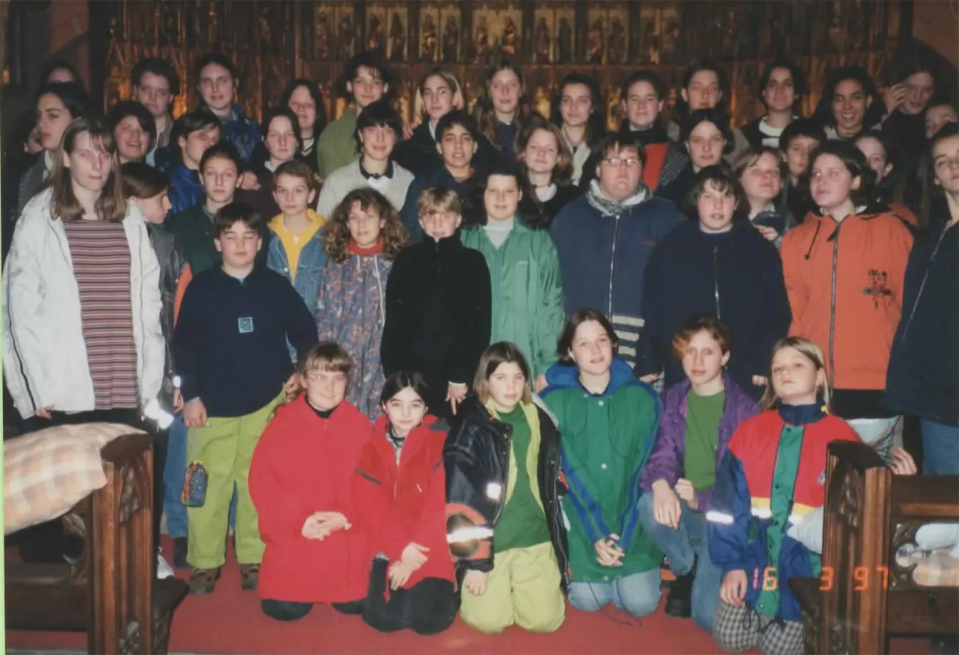 Gruppen-Chorfoto der Südpfalz Lerchen vor einem geschnitzten Altar, datiert 16.3.97