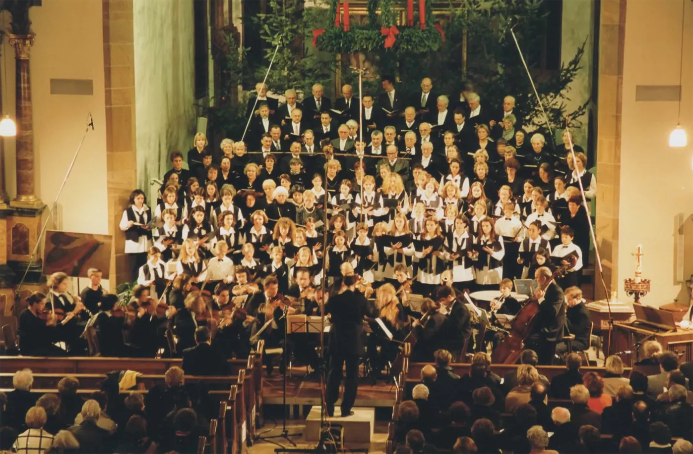 Weihnachtskonzert mit Chor und Orchester in einer festlich geschmückten Kirche