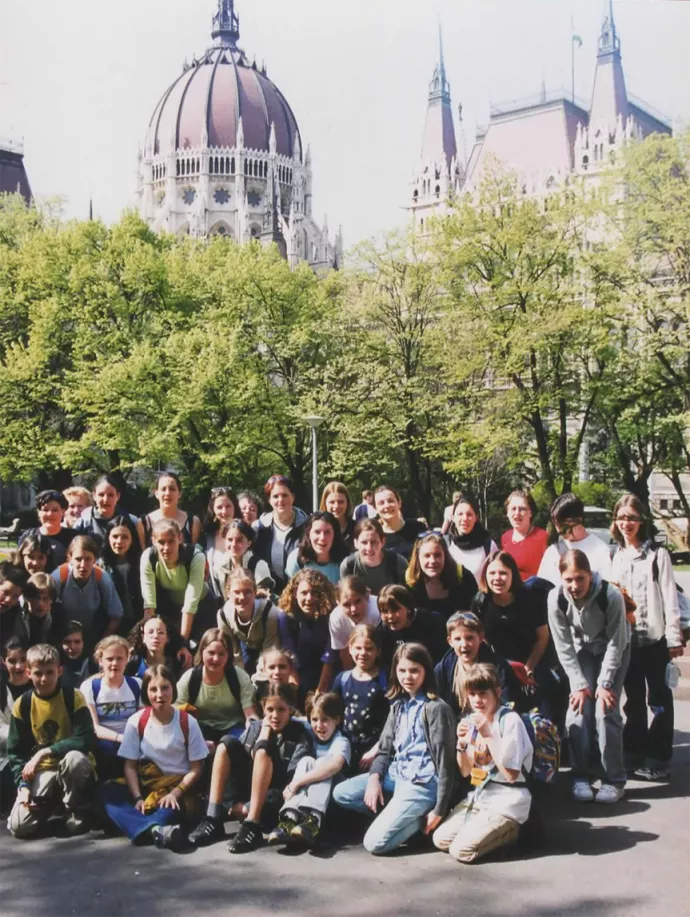 Gruppenfoto der Südpfalz Lerchen bei Chorferien vor dem ungarischen Parlamentsgebäude in Budapest