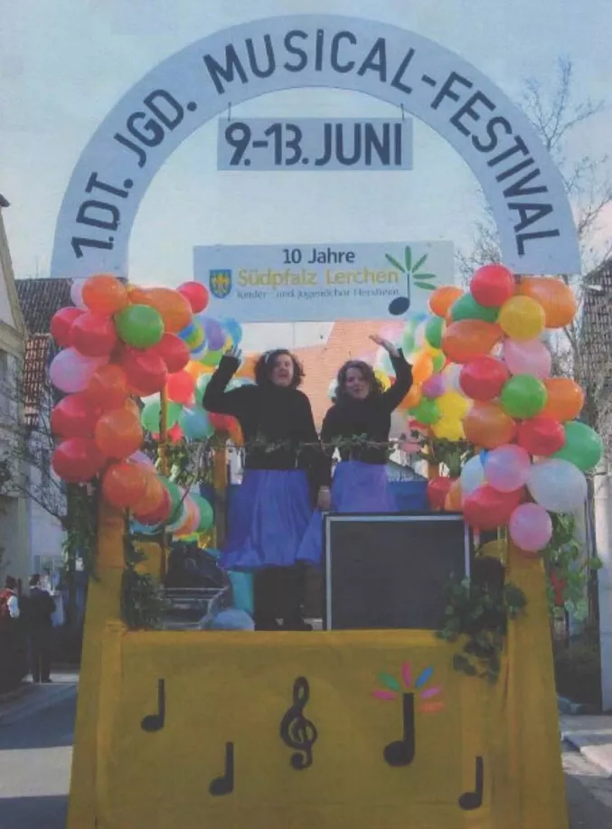 Festwagen zum 10-jährigen Jubiläum beim 1. Deutschen Jugend-Musical-Festival mit Luftballons und tanzenden Sängerinnen