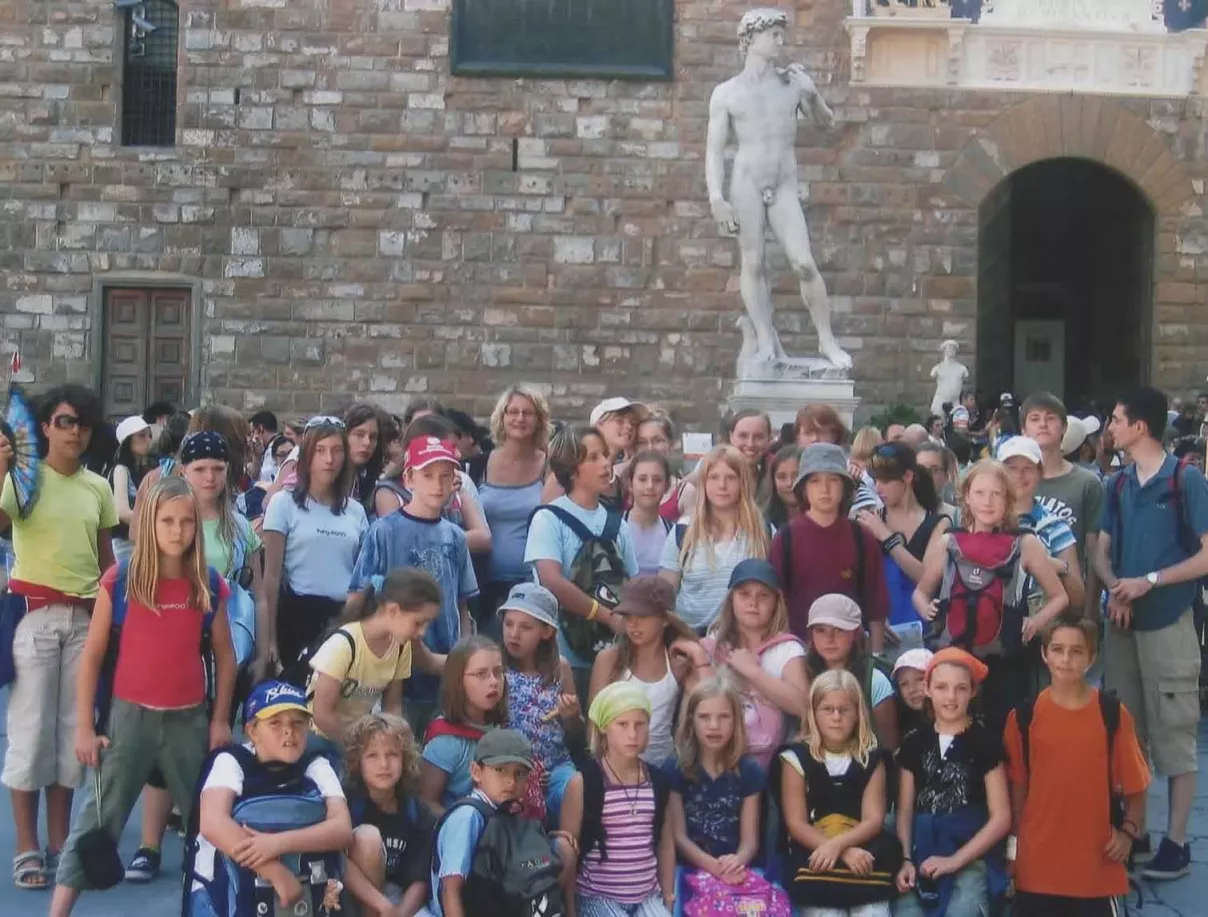 Gruppenfoto der Südpfalz Lerchen vor der David-Statue auf der Piazza della Signoria in Florenz