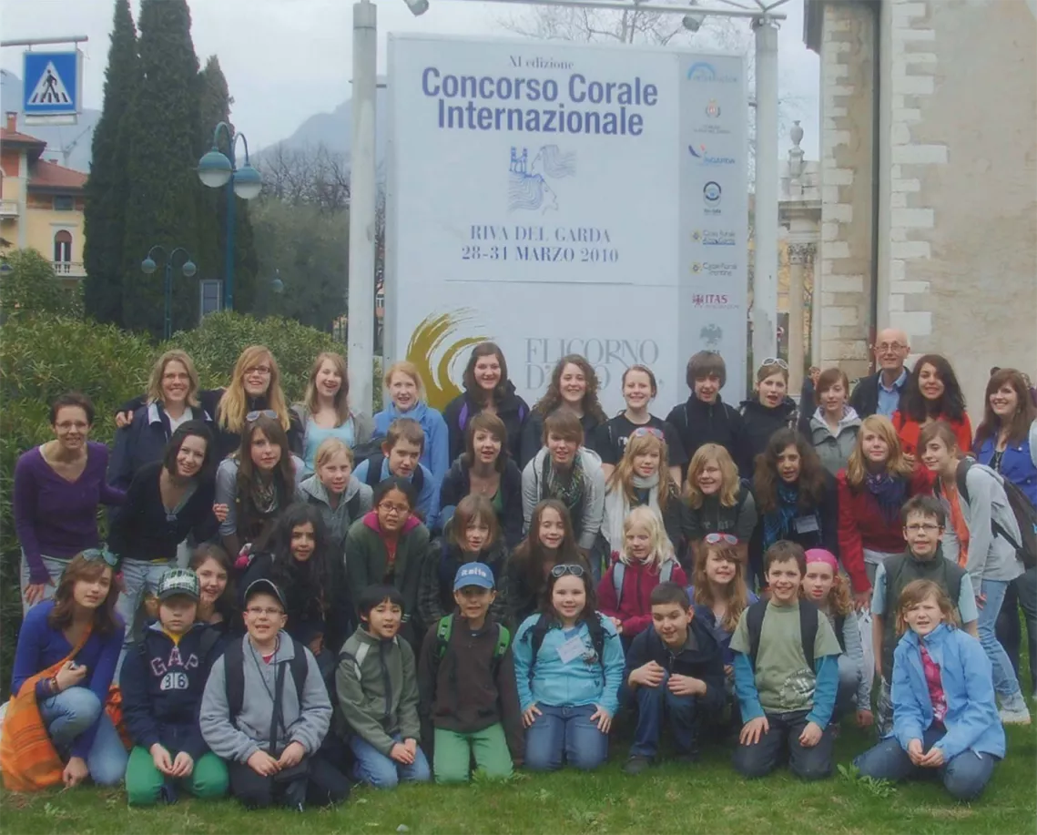 Gruppenfoto vor dem Plakat des Concorso Corale Internazionale in Riva del Garda 2010