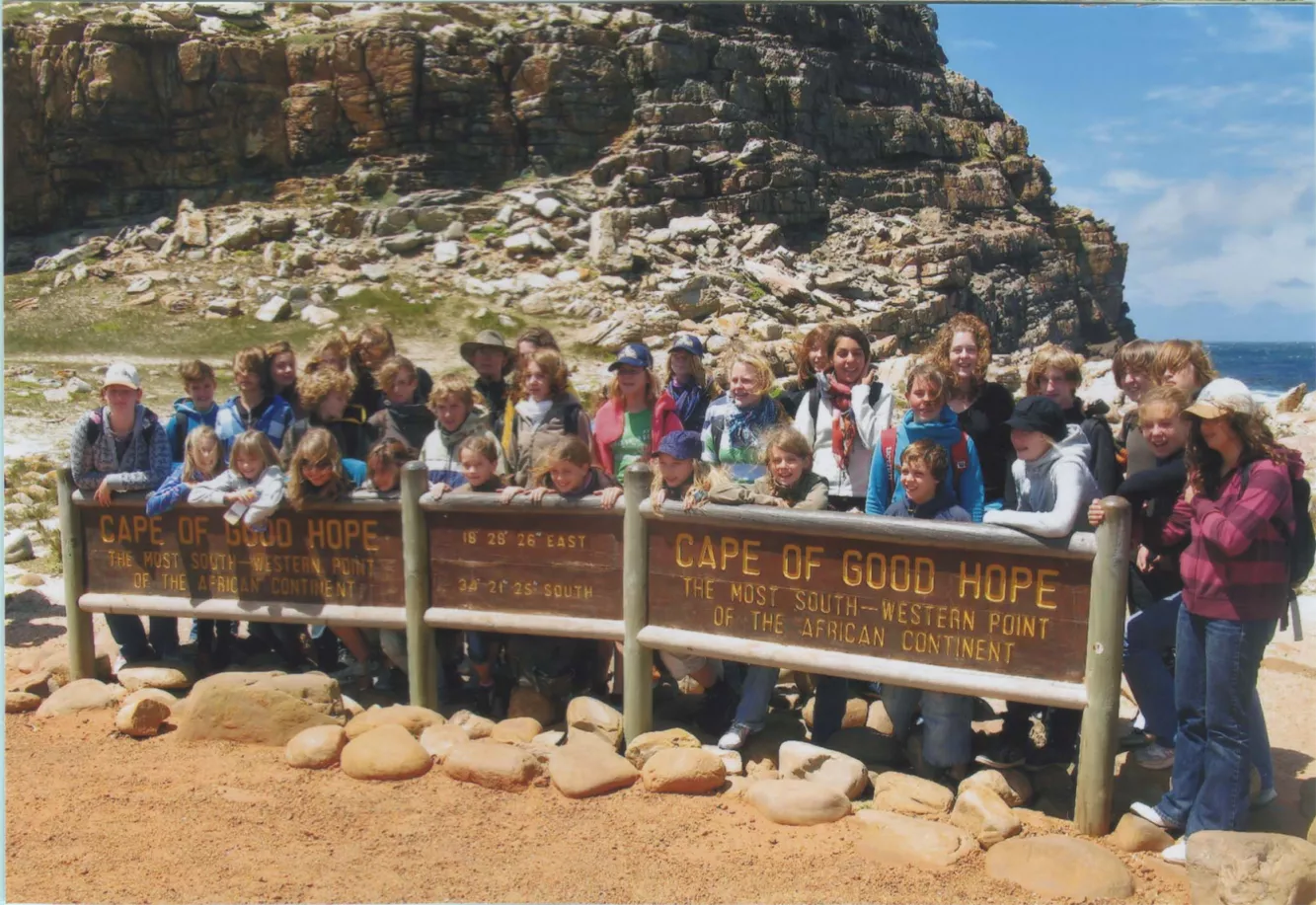 Gruppenfoto der Konzertreise nach Südafrika am Schild Cape of Good Hope