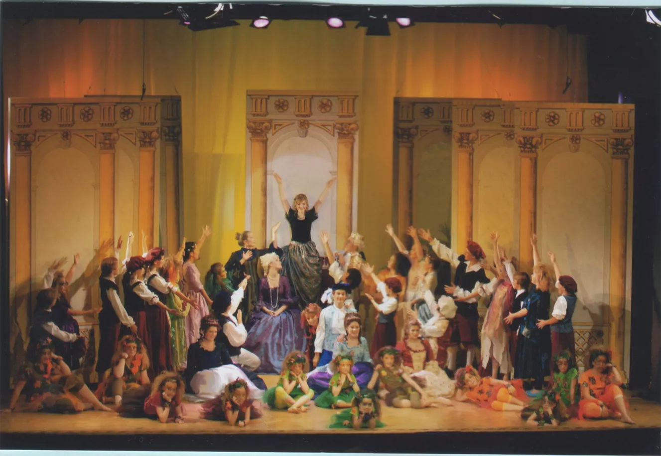 Buntes Bühnenbild mit historischen Kostümen bei der Musical-Aufführung Carinella
