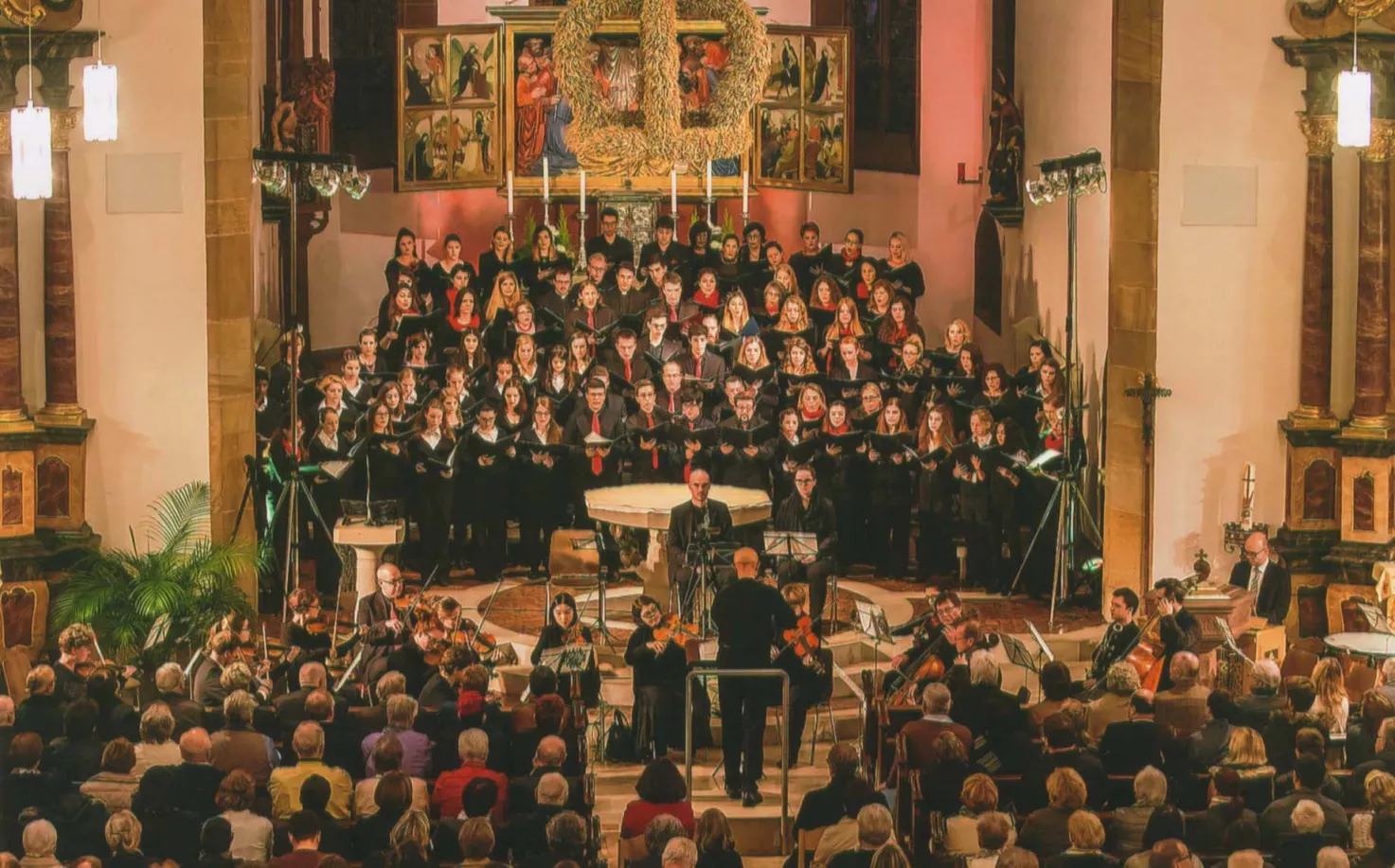 Großes Chor- und Orchesterkonzert in einer festlich geschmückten Kirche in Herxheim vor Publikum