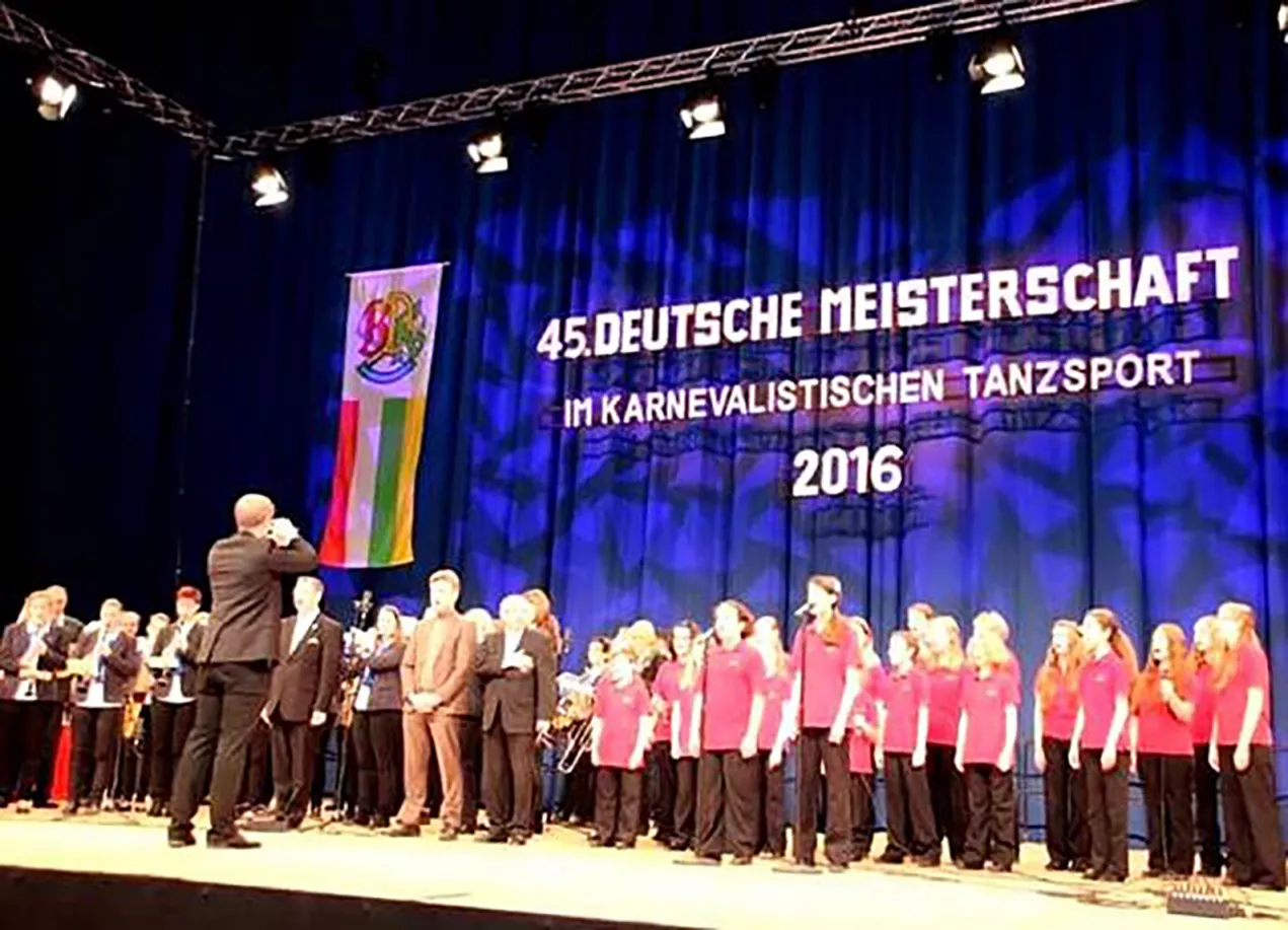 Auftritt der Südpfalz Lerchen bei der 45. Deutschen Meisterschaft im karnevalistischen Tanzsport 2016 auf großer Bühne