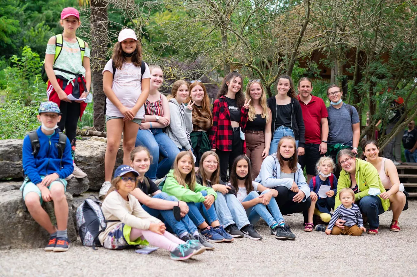 Gruppenfoto der Südpfalz Lerchen mit teils Mund-Nasen-Schutz in einem grünen Garten bei den Chortagen in Herxheim