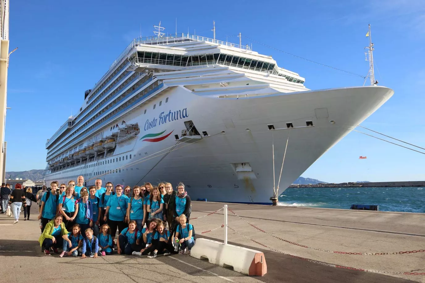 Chorgruppe vor dem Kreuzfahrtschiff Costa Fortuna im Hafen von Marseille auf der Europatournee