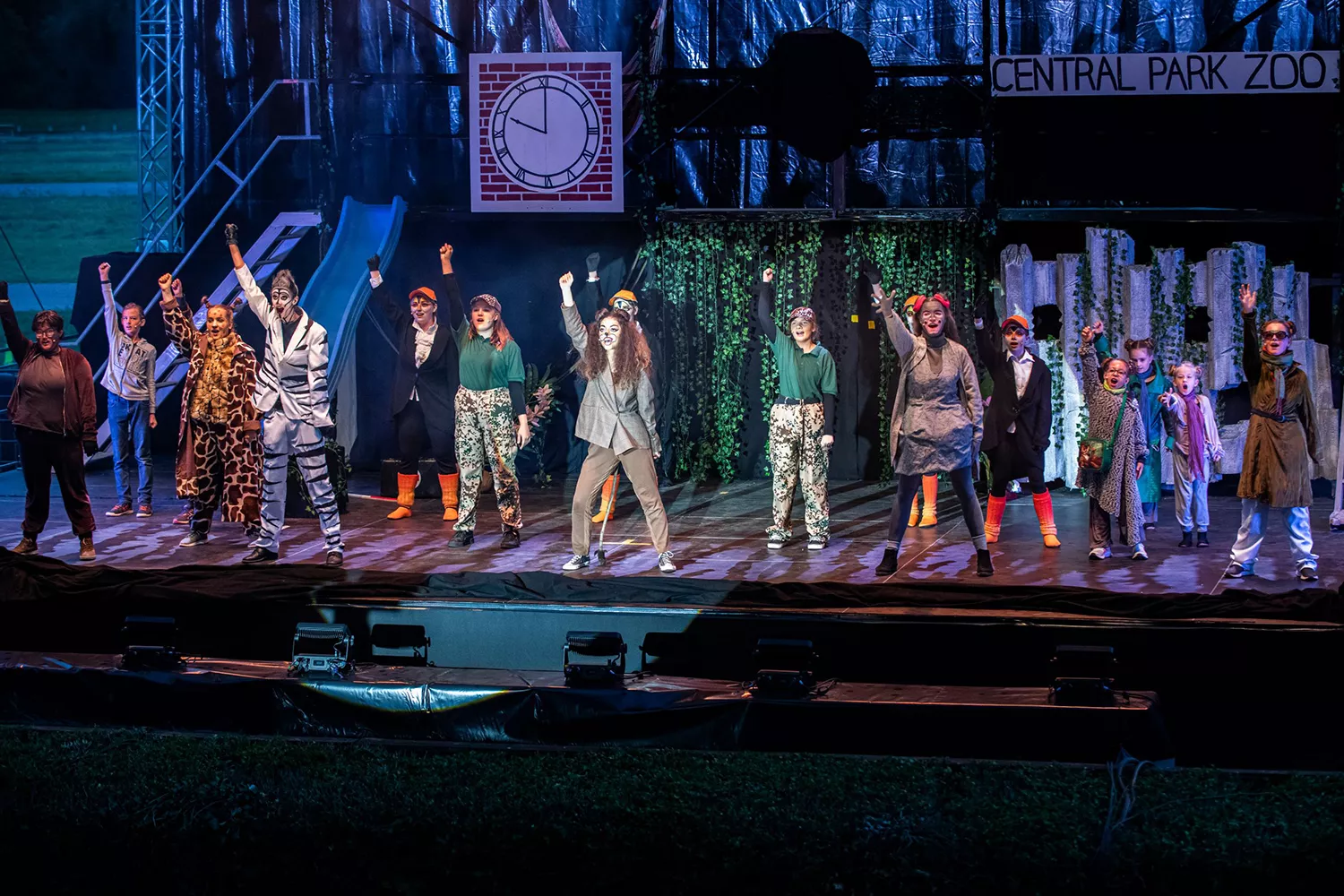 Ensemble-Szene vor der Central Park Zoo-Kulisse aus dem Musical Madagascar der Südpfalzlerchen