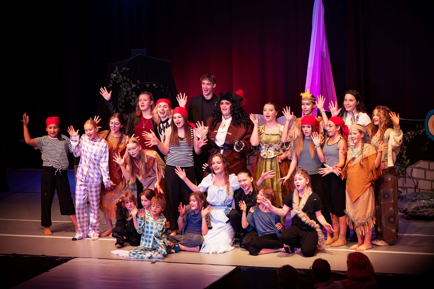 Ensemble des Peter-Pan-Musicals der Südpfalzlerchen auf der Bühne