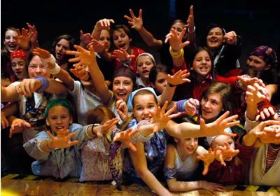 Ensemble mit ausgestreckten Händen aus dem Musical Groupies der Südpfalzlerchen