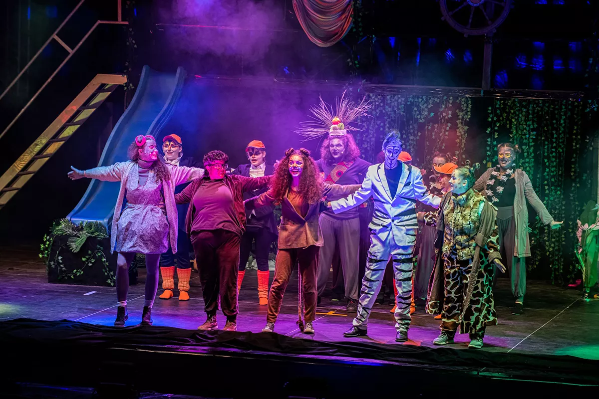 Ensemble des Musicals Madagascar der Südpfalzlerchen auf der Bühne