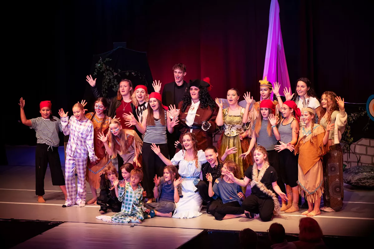 Ensemble des Musicals Peter Pan der Südpfalzlerchen auf der Bühne